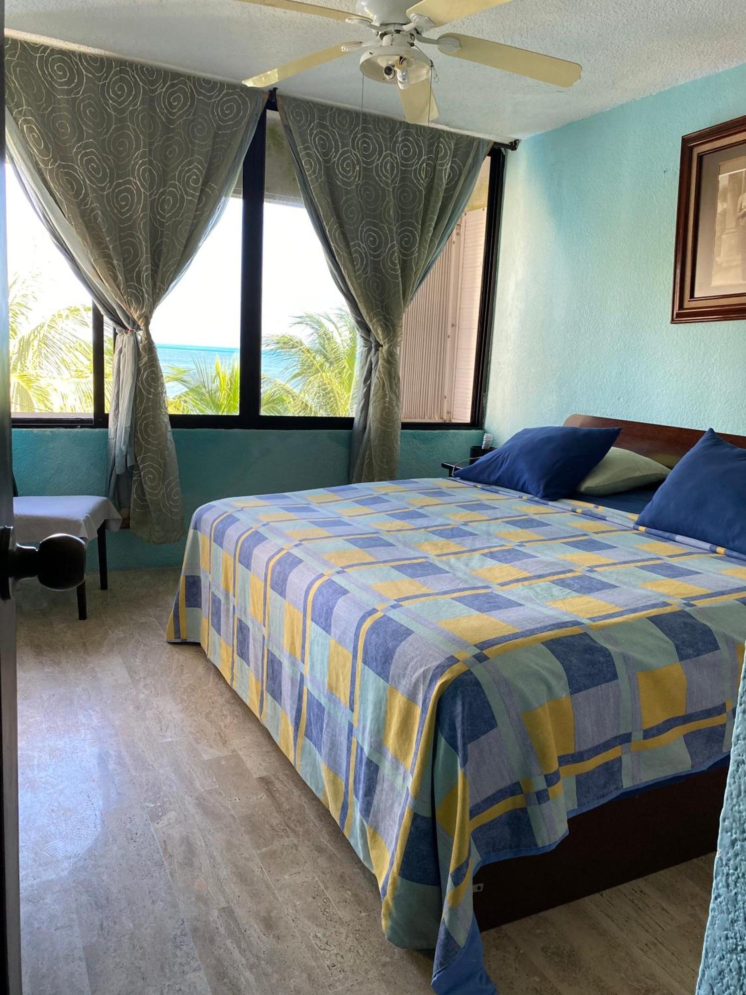 Front Beach Private Room With Shared Bathroom Канкун Екстериор снимка