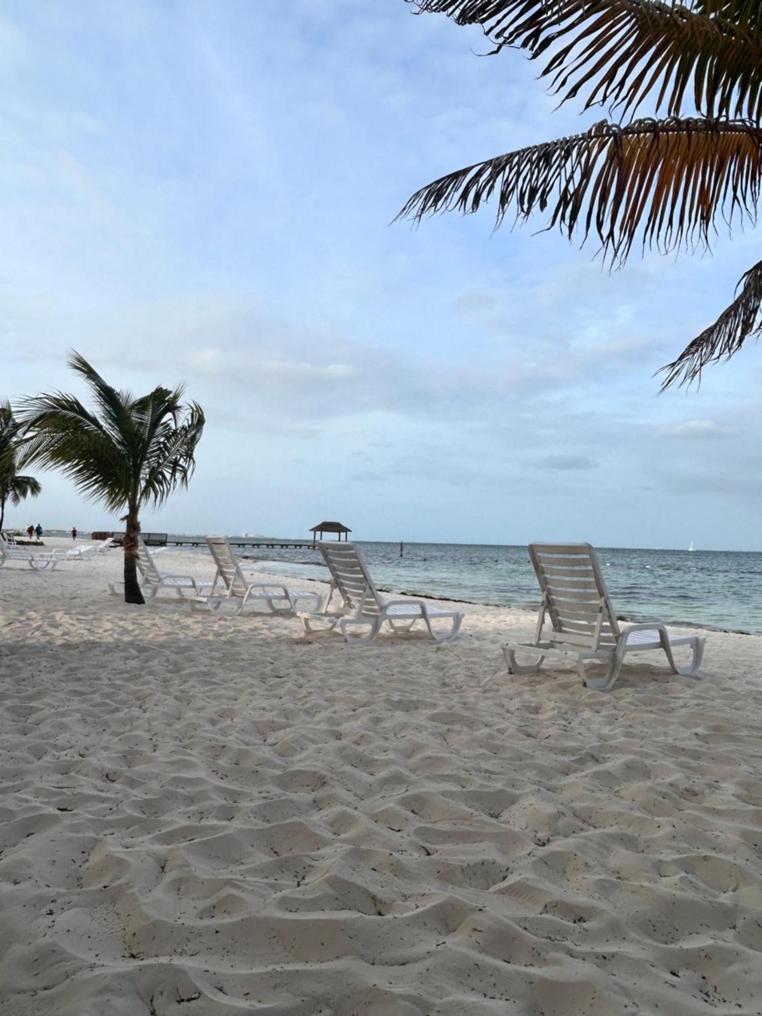 Front Beach Private Room With Shared Bathroom Канкун Екстериор снимка