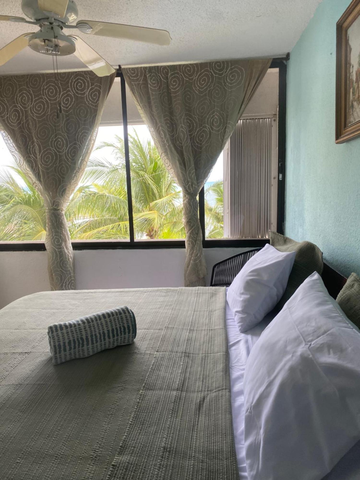 Front Beach Private Room With Shared Bathroom Канкун Екстериор снимка