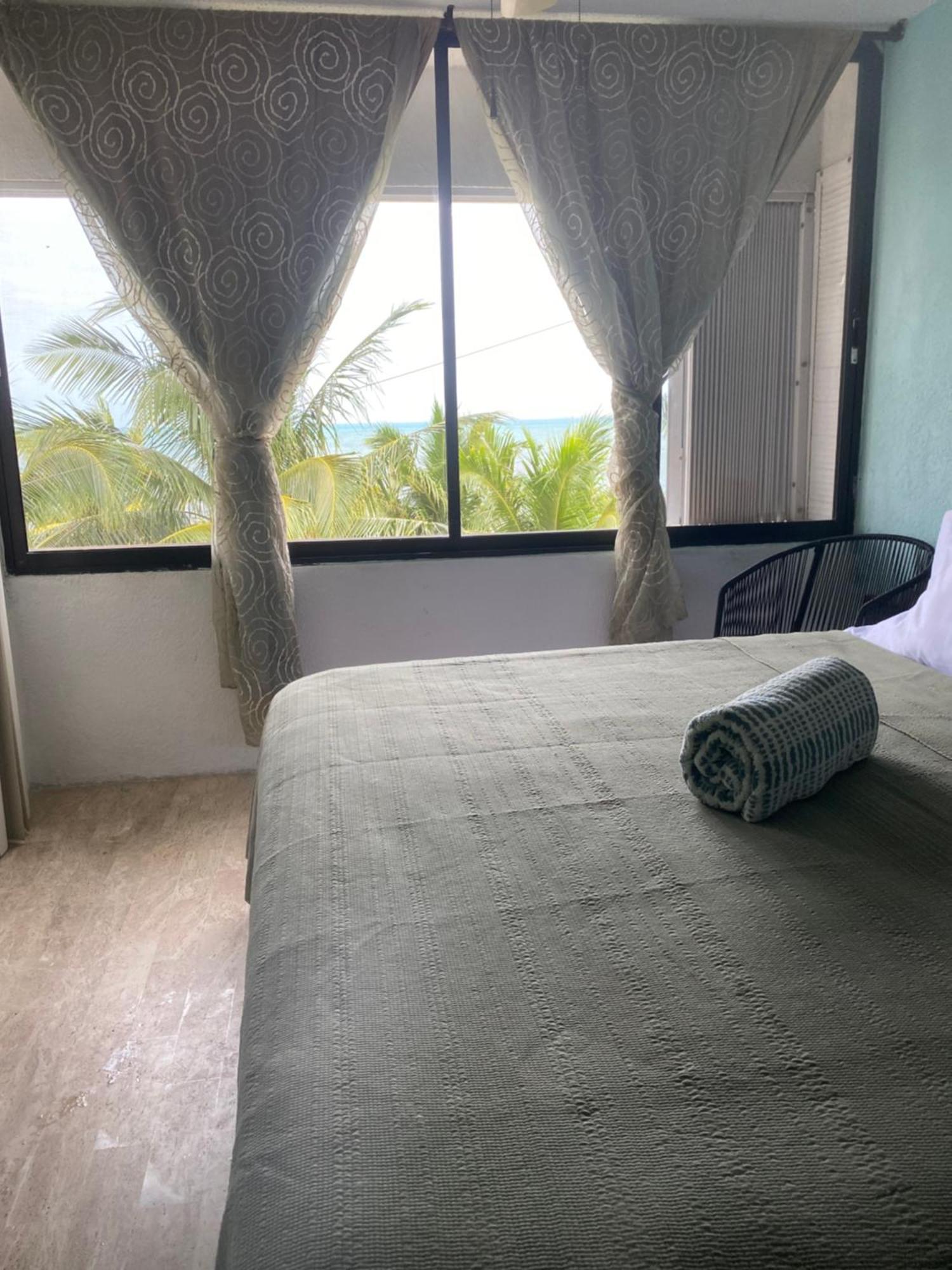 Front Beach Private Room With Shared Bathroom Канкун Екстериор снимка