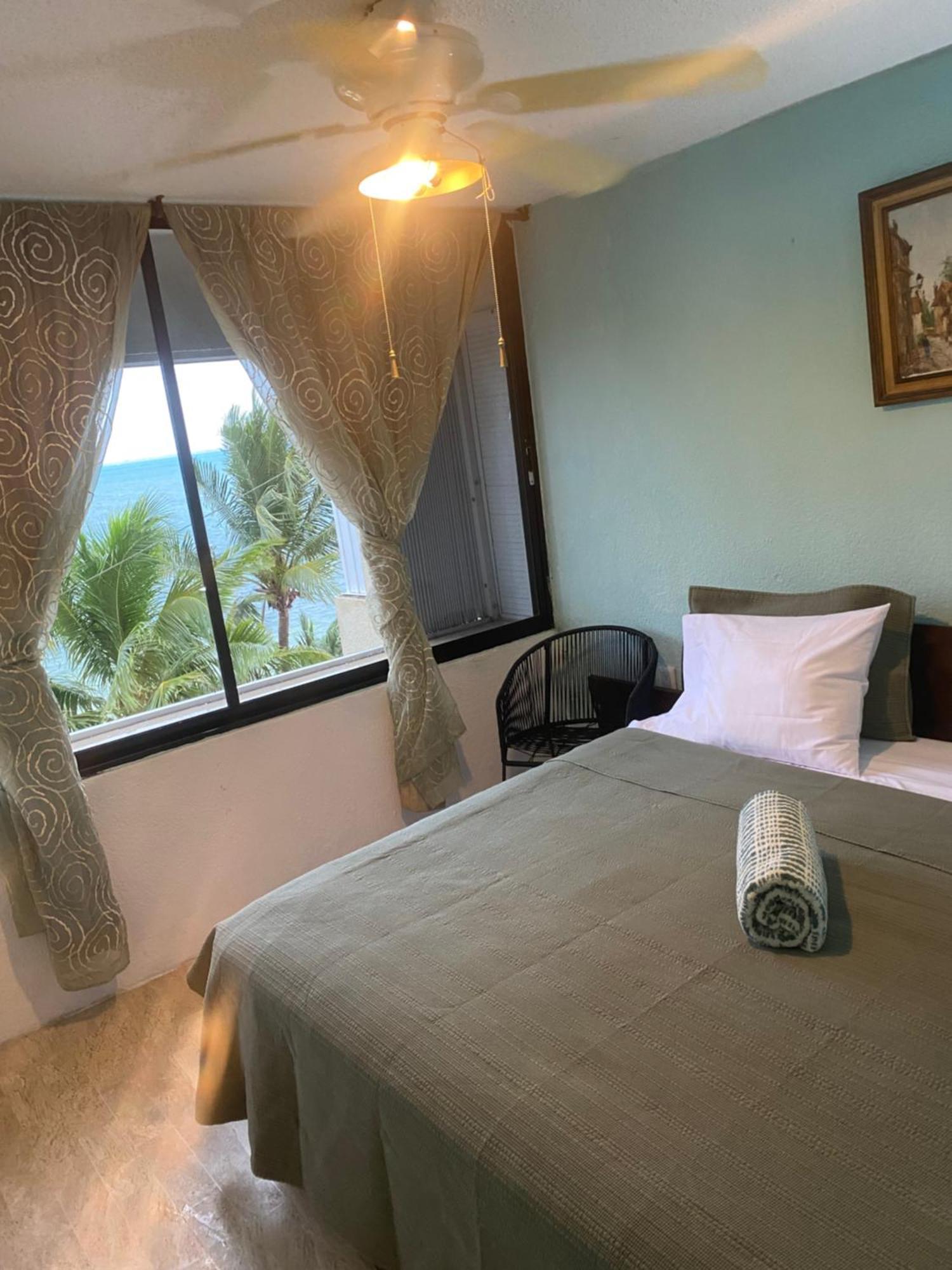 Front Beach Private Room With Shared Bathroom Канкун Екстериор снимка