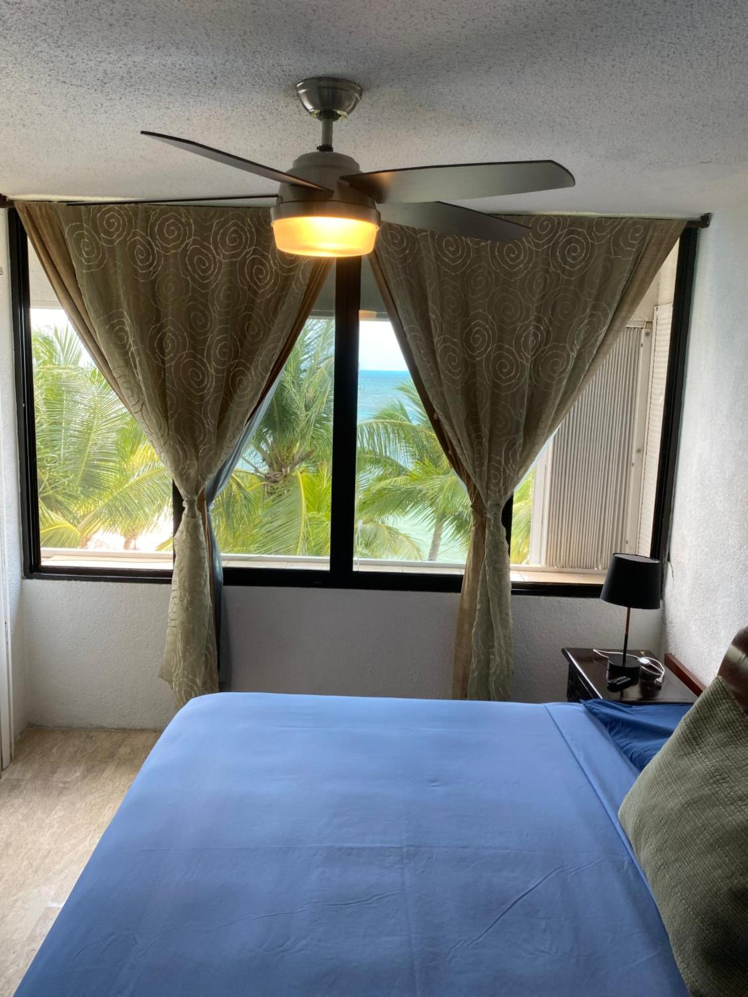 Front Beach Private Room With Shared Bathroom Канкун Екстериор снимка